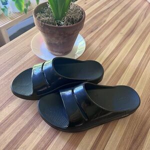 NWOT OOFOS Slides , size 8